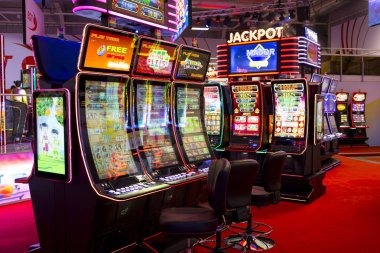 lamtoto platform homepage showing live-dealer tables, slot games, and football market sections