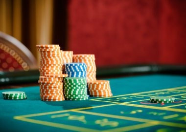 Live-dealer blackjack table on lamtoto showing real dealer, betting interface, and live chat